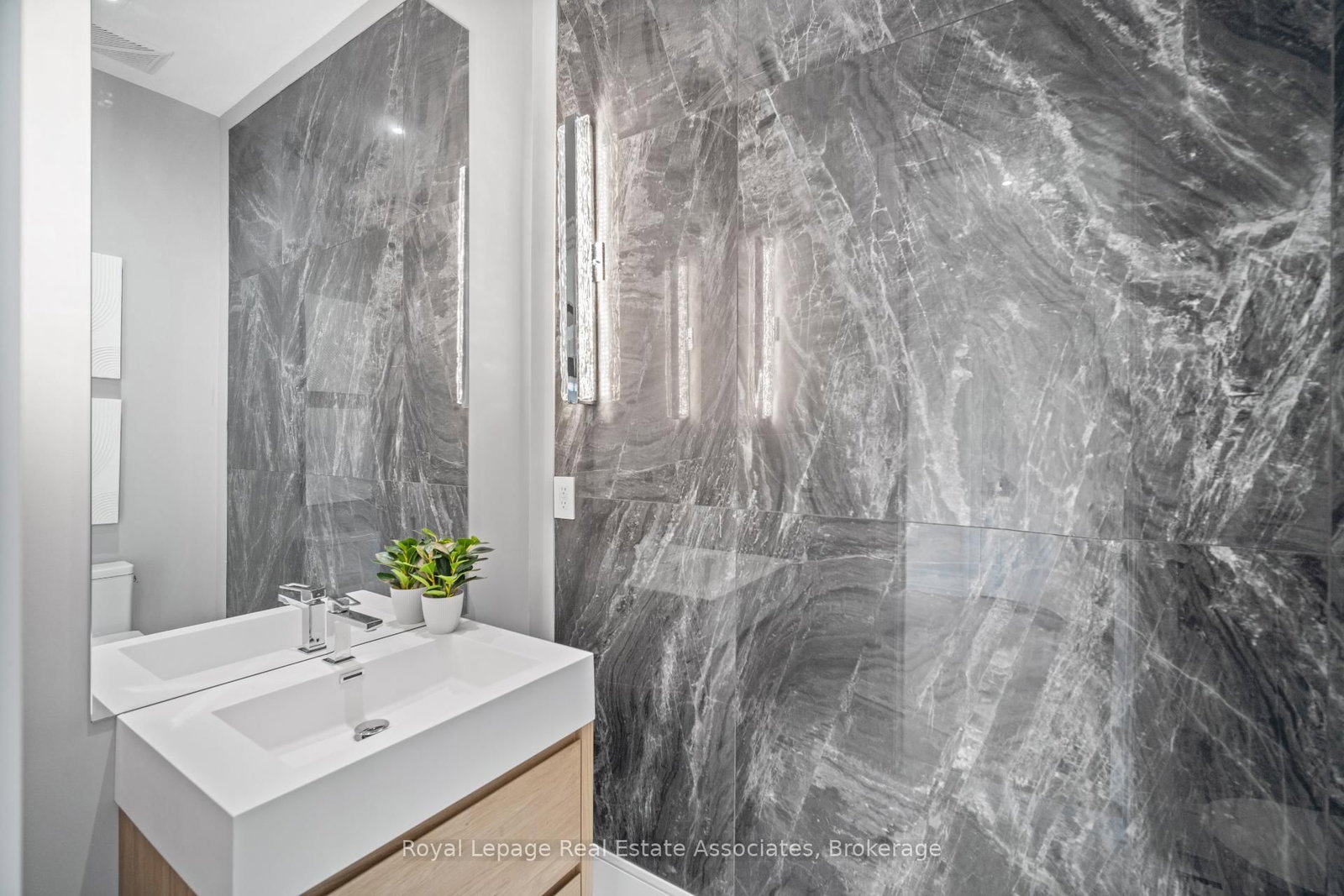 Detached House for sale at 2 River Road, Brant, Ontario, N3T 0N2 - Brantford Twp - MLS: X12583504