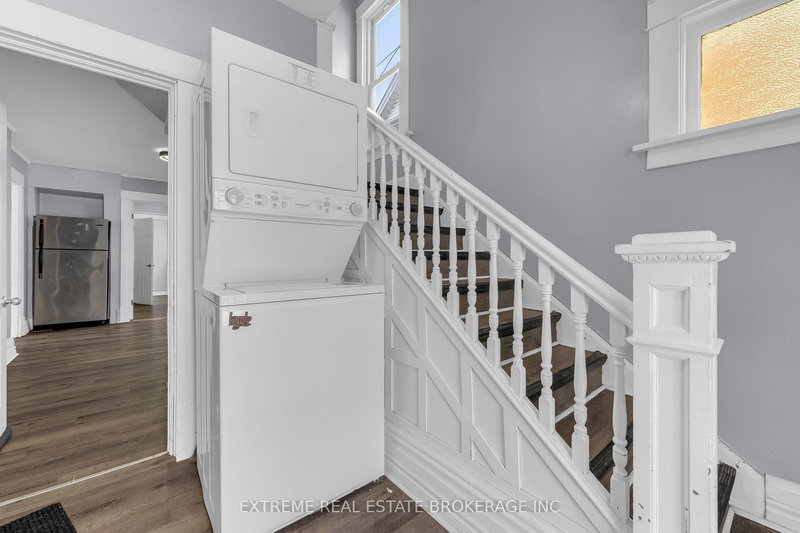 Upper - 221 Hellems Ave, Welland, L3B 3B6 | Image 2