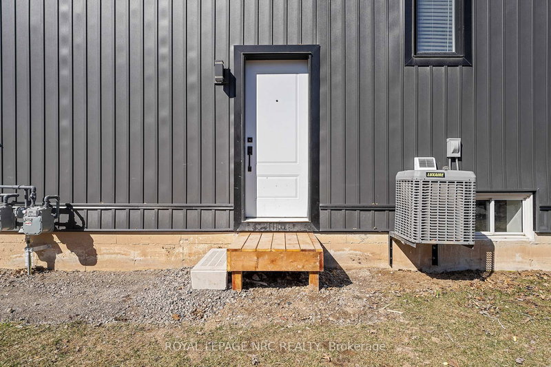 Lower - 668 Quaker Rd, Welland, L3C 3H2 | Image 3