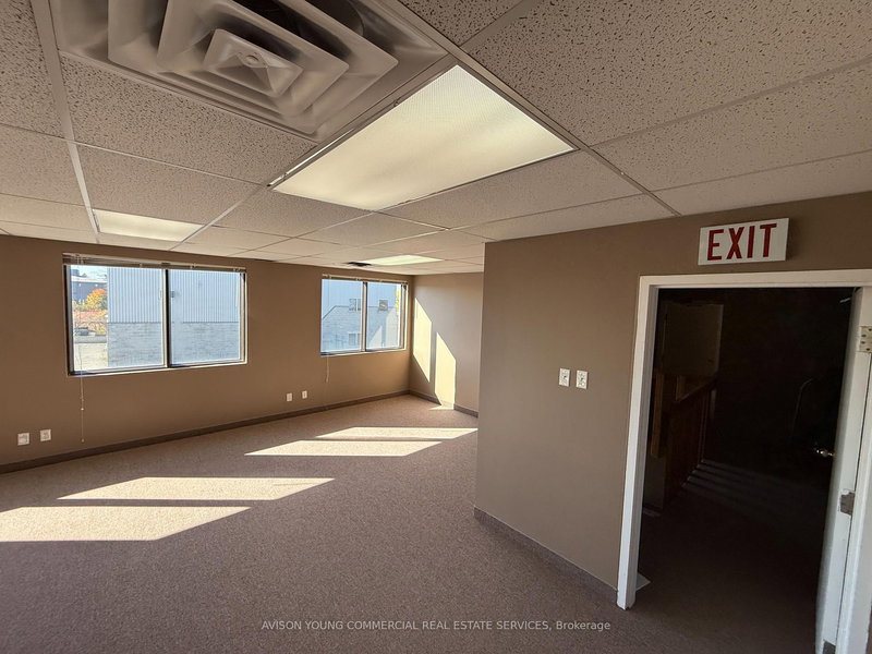 22 Jamie Ave, Ottawa, K2E 6T6 | Image 2