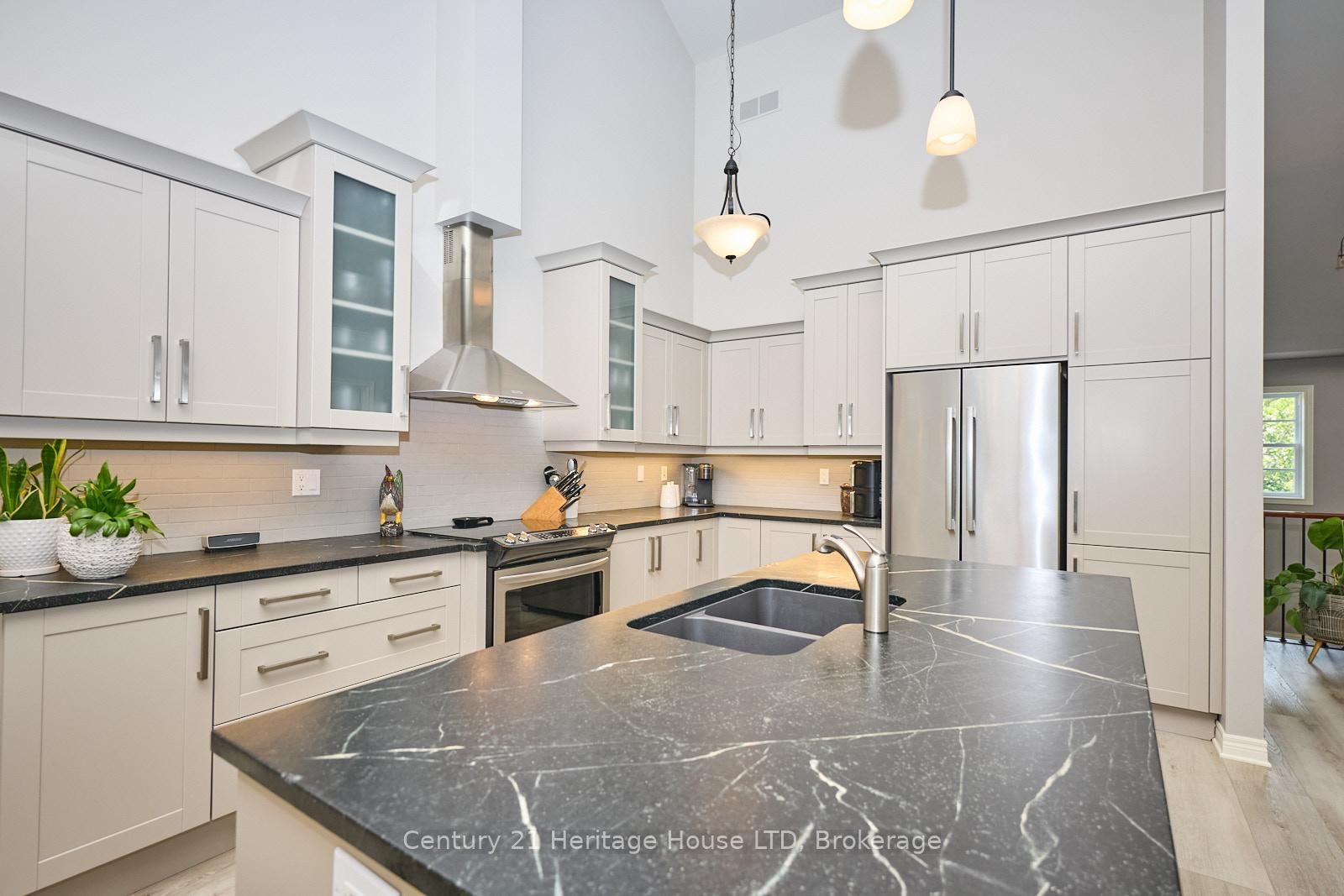 Townhouse for sale at 14 Tulip Tree Common, St. Catharines, Ontario, L2S 4C8 - Grapeview - MLS: X12597772