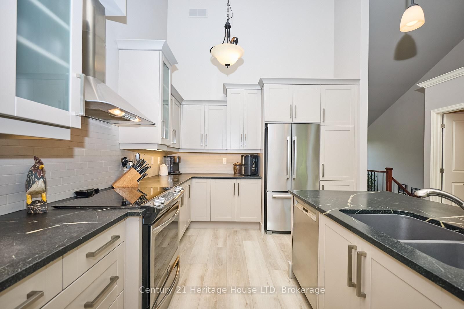 Townhouse for sale at 14 Tulip Tree Common, St. Catharines, Ontario, L2S 4C8 - Grapeview - MLS: X12597772