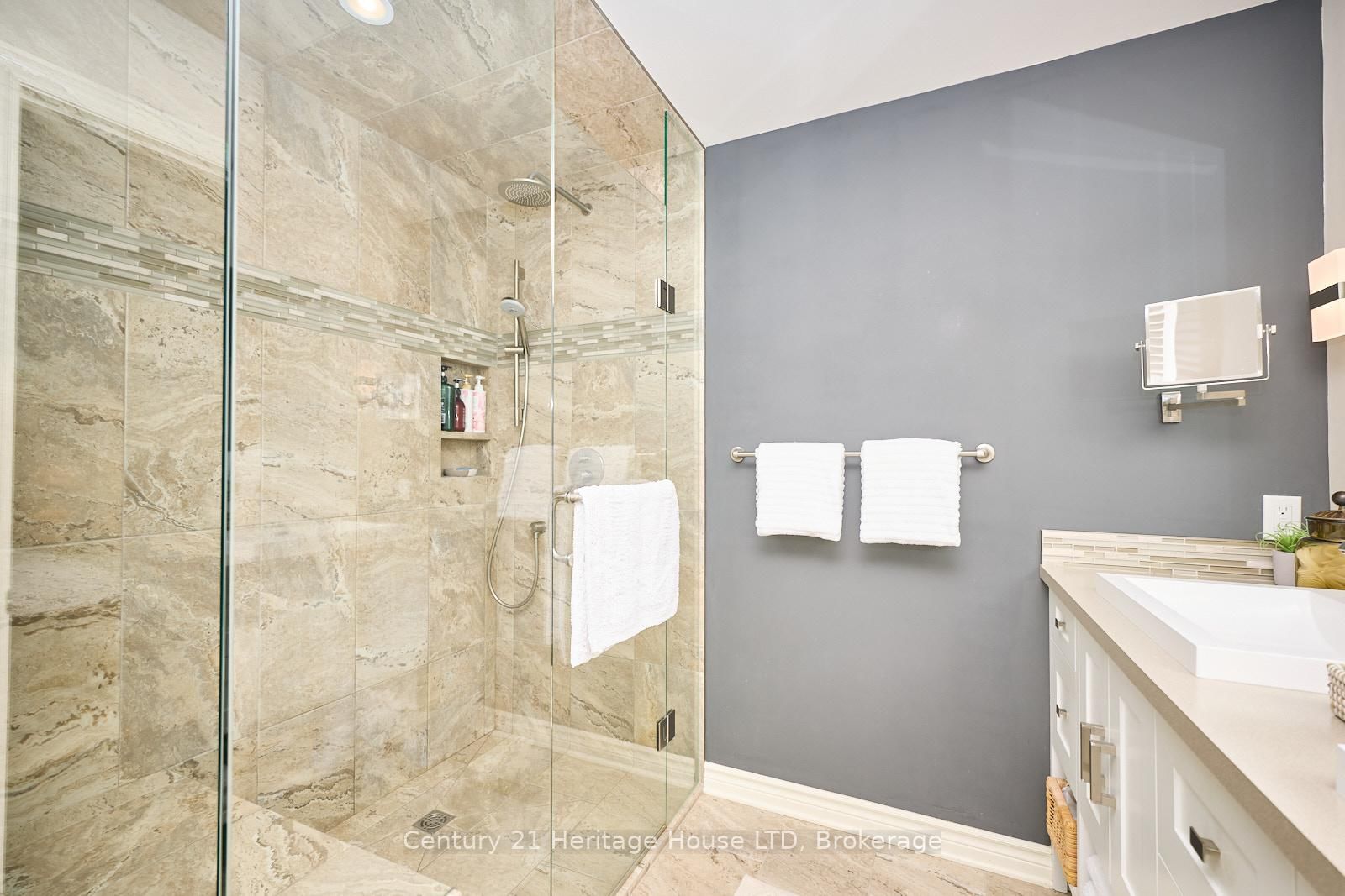 Townhouse for sale at 14 Tulip Tree Common, St. Catharines, Ontario, L2S 4C8 - Grapeview - MLS: X12597772