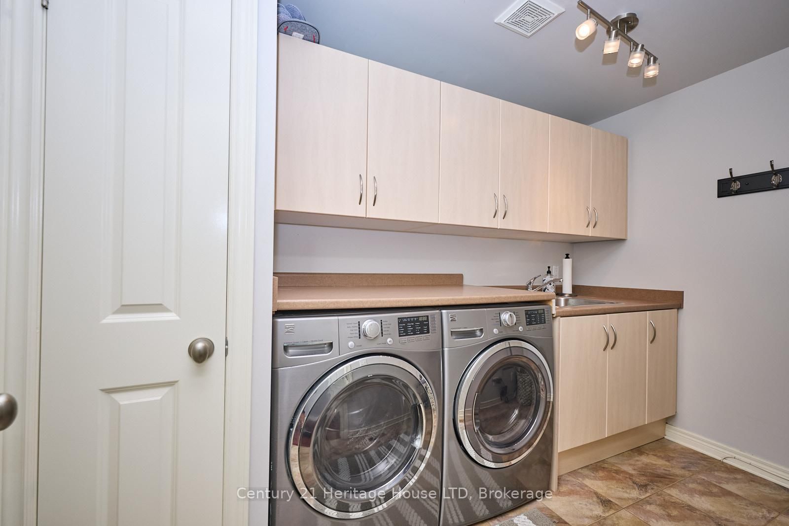 Townhouse for sale at 14 Tulip Tree Common, St. Catharines, Ontario, L2S 4C8 - Grapeview - MLS: X12597772