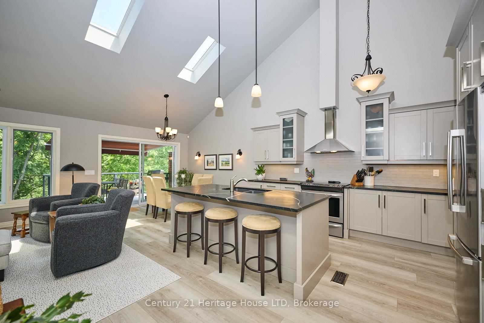 Townhouse for sale at 14 Tulip Tree Common, St. Catharines, Ontario, L2S 4C8 - Grapeview - MLS: X12597772