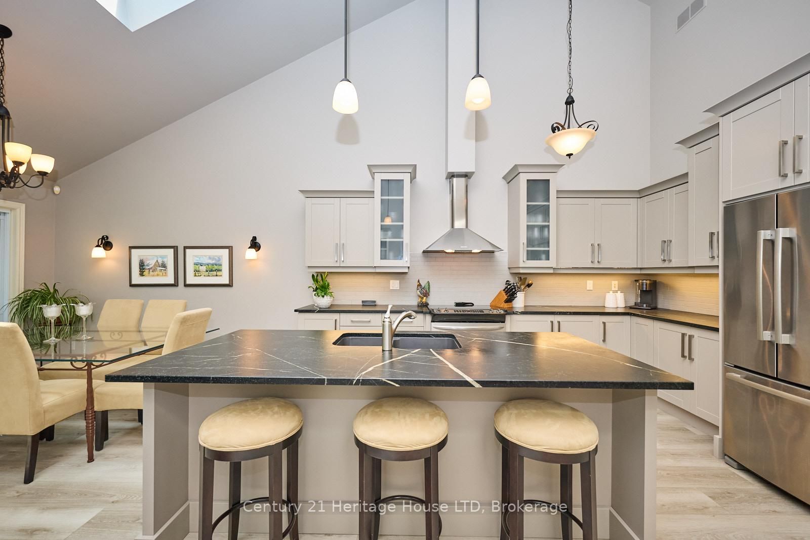 Townhouse for sale at 14 Tulip Tree Common, St. Catharines, Ontario, L2S 4C8 - Grapeview - MLS: X12597772