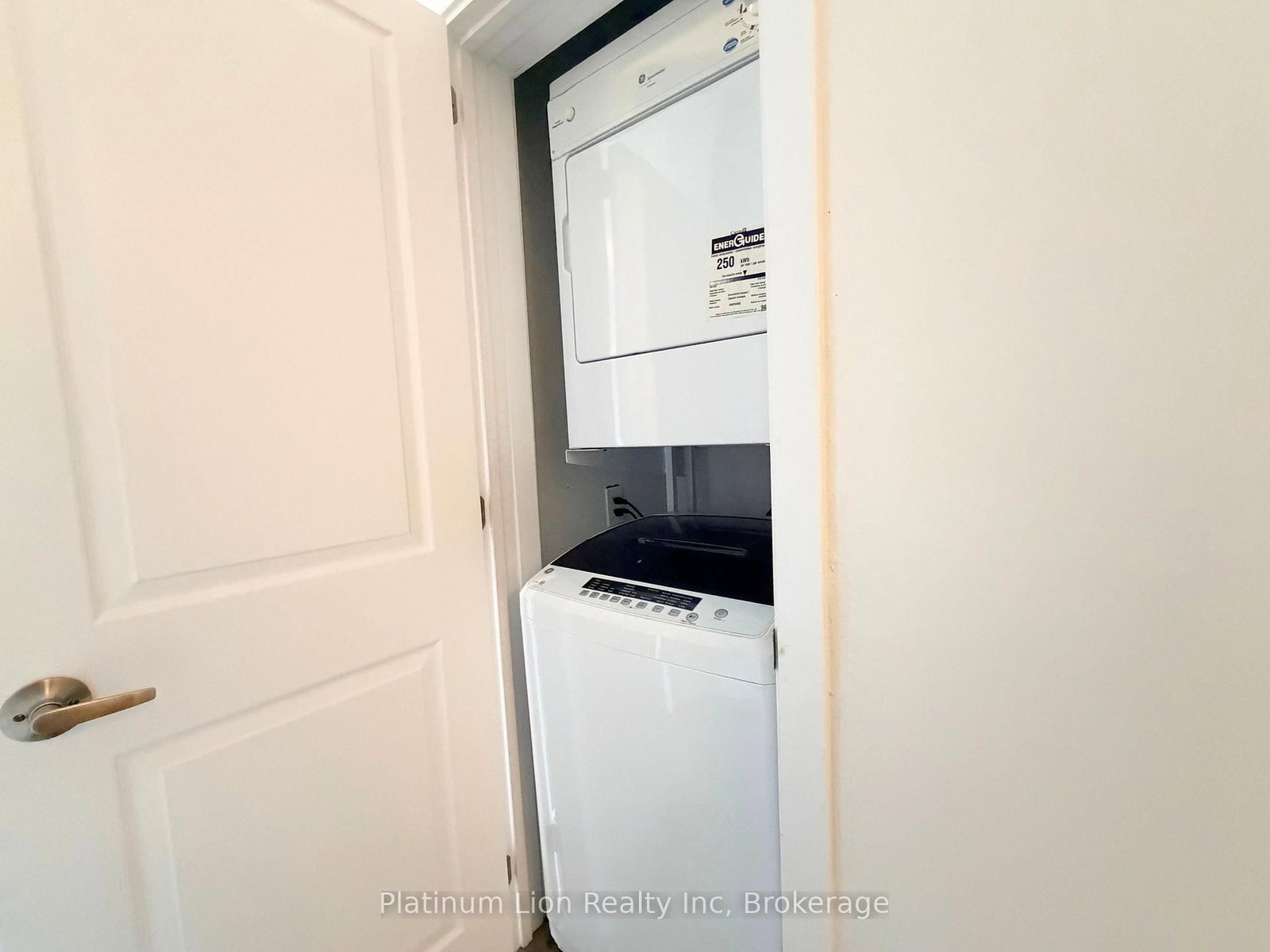 Semi-Detached House for lease at 6-117 Park Street, Hamilton, Ontario, L8P 3E6 - Durand - MLS: X12598698