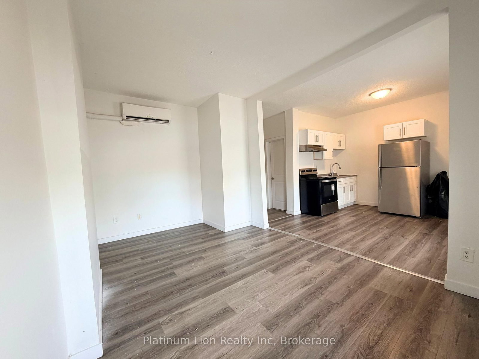 Semi-Detached House for lease at 6-117 Park Street, Hamilton, Ontario, L8P 3E6 - Durand - MLS: X12598698