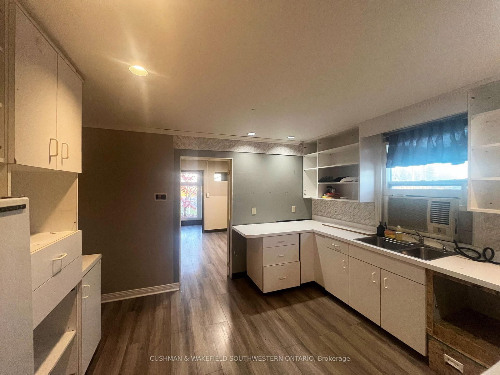 1891 Wharncliffe Road S, Unit Office - Photo 2