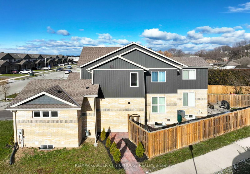 LOWER - 11 MANHATTAN Crt, St. Catharines, L2R 0B8 | Image 2