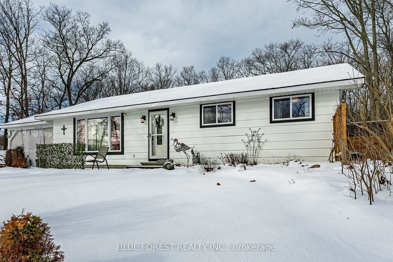 9716 Lakeshore Rd, Lambton Shores, N0M 1T0 | Image 2