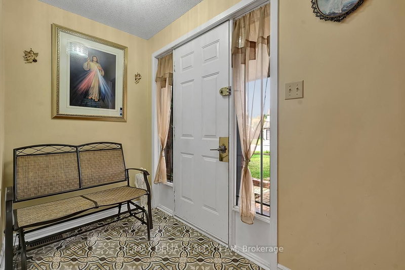 6096 Meadowhill Cres, Orleans, K1C 5R8 | Image 3