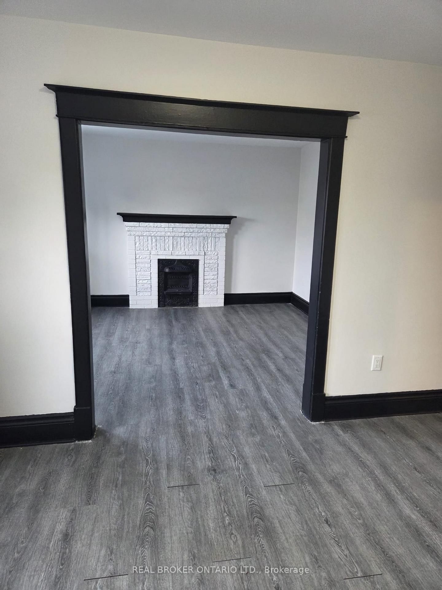 Semi-Detached House for lease at 2-983 Main Street, Hamilton, Ontario, L8M 1N3 - Crown Point - MLS: X12635456