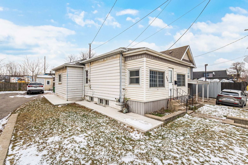Upper - 266 Beach Rd, Hamilton, L8L 4B2 | Image 2
