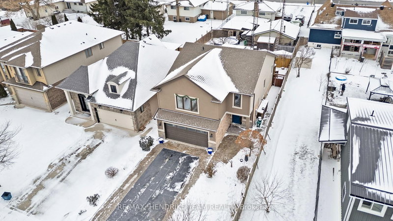 379 Michael Dr, Welland, L3C 0A5 | Image 2