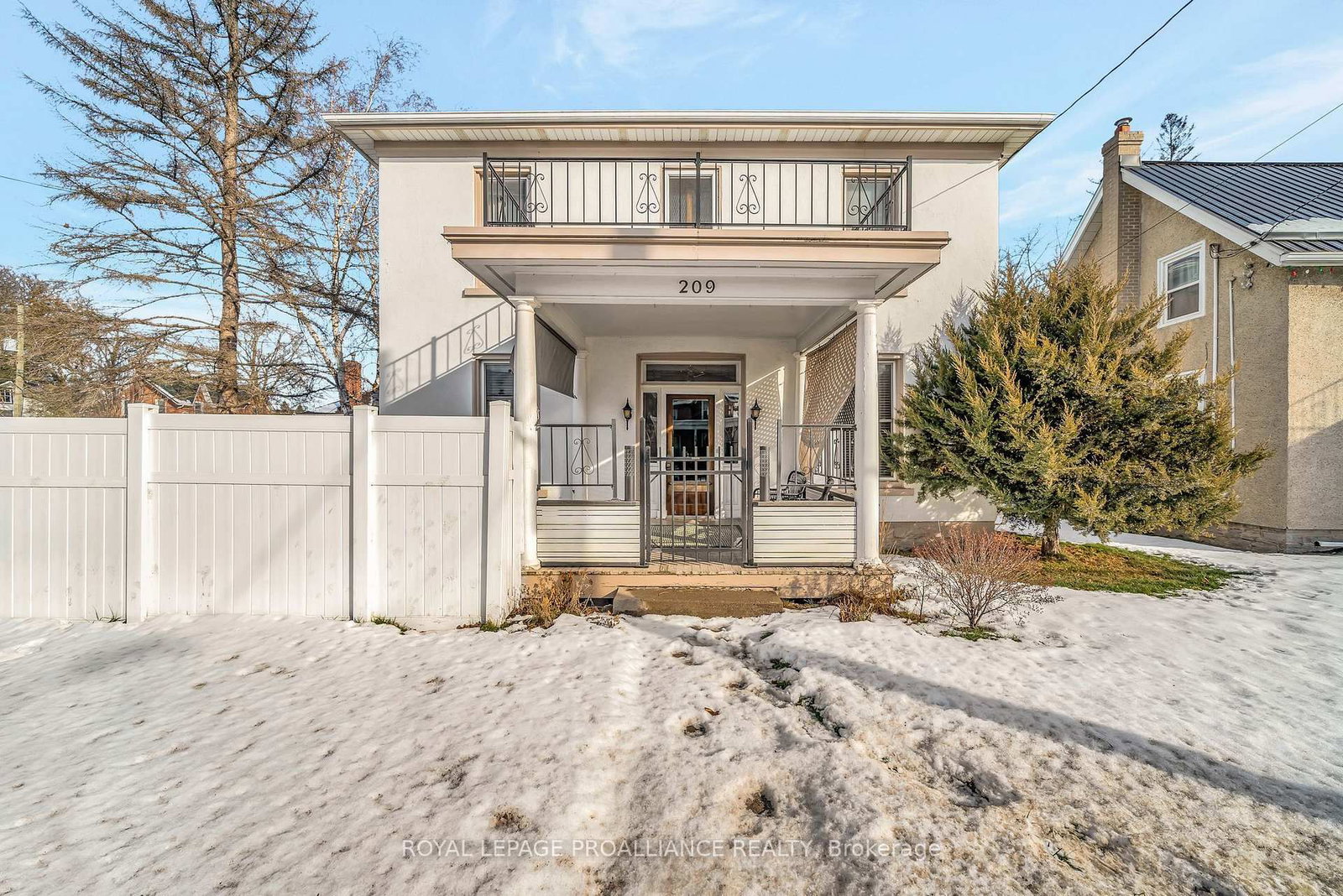 209 Centre Street N