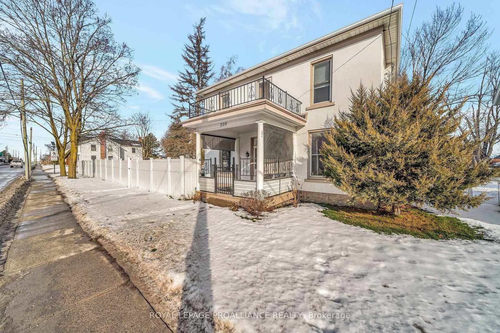 209 Centre Street N - Photo 2