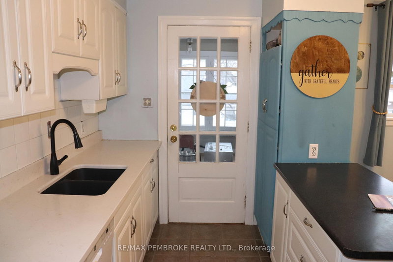 240 Dunlop St, Pembroke, K8A 2P9 | Image 2