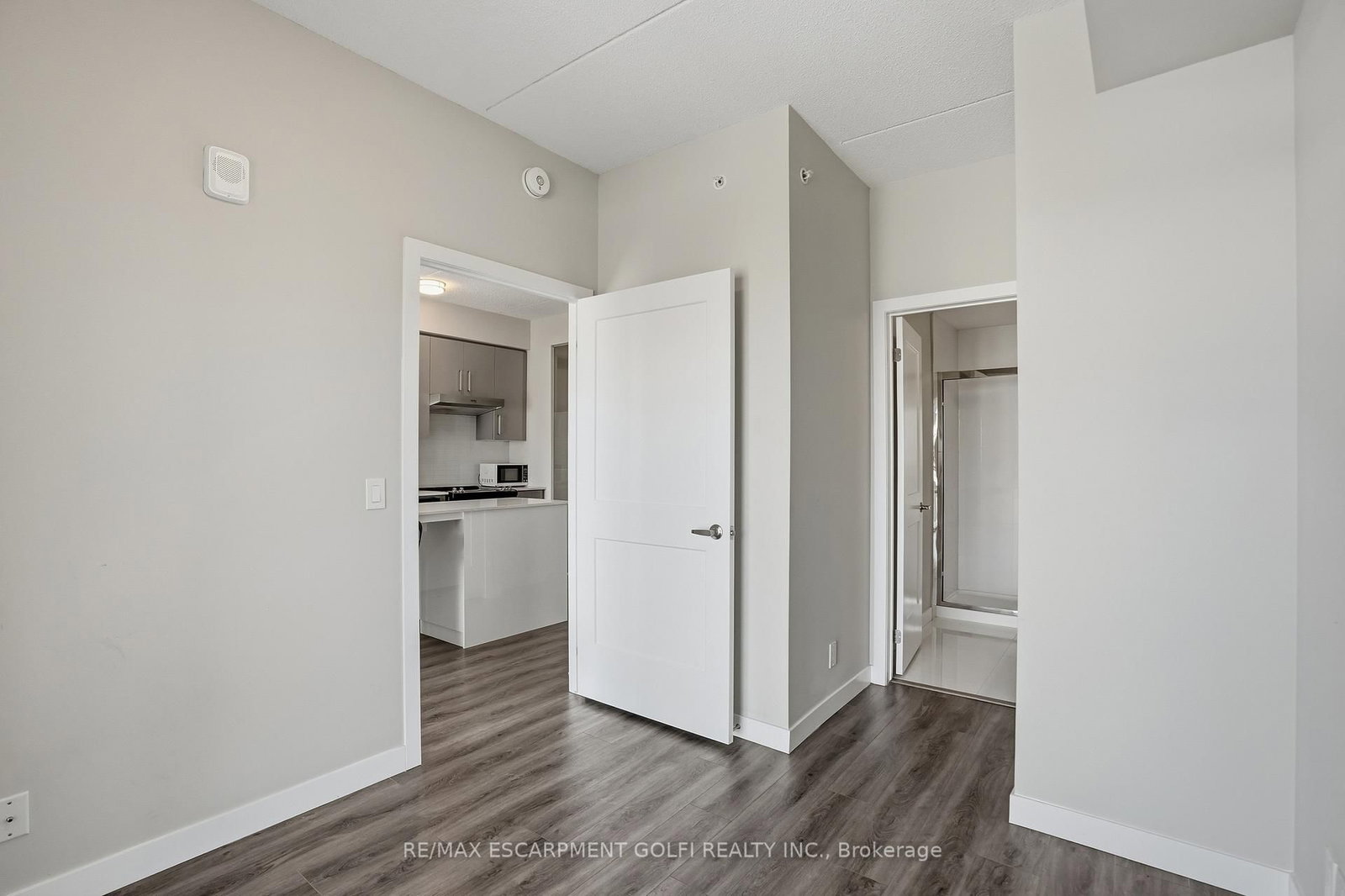 Condo for lease at 909-15 Queen Street, Hamilton, Ontario, L8P 0C6 - Central - MLS: X12648166