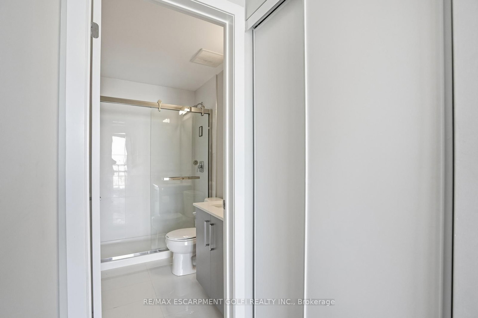 Condo for lease at 909-15 Queen Street, Hamilton, Ontario, L8P 0C6 - Central - MLS: X12648166