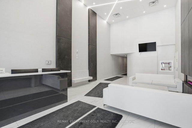 909 - 15 Queen Street S