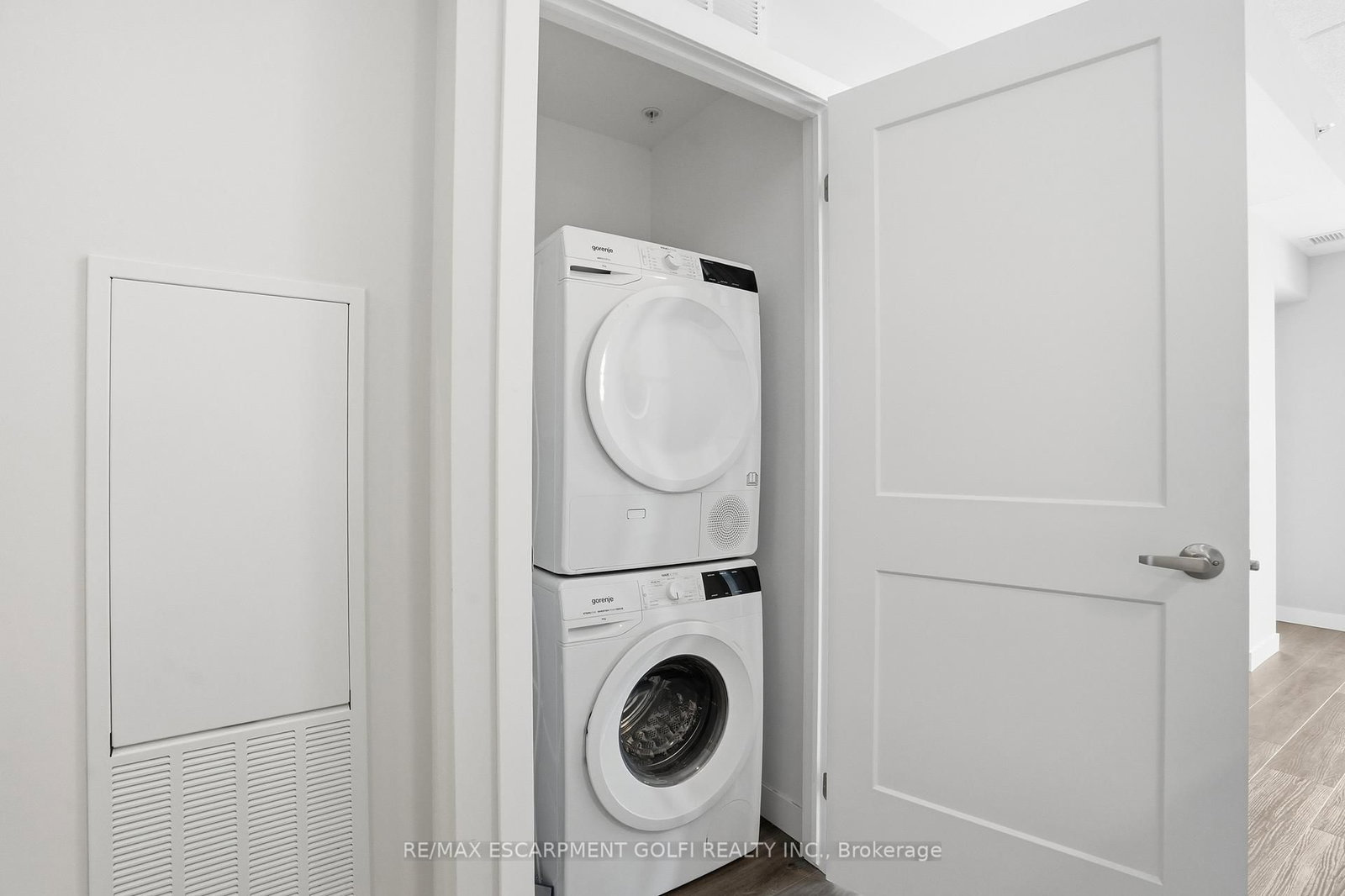 Condo for lease at 909-15 Queen Street, Hamilton, Ontario, L8P 0C6 - Central - MLS: X12648166