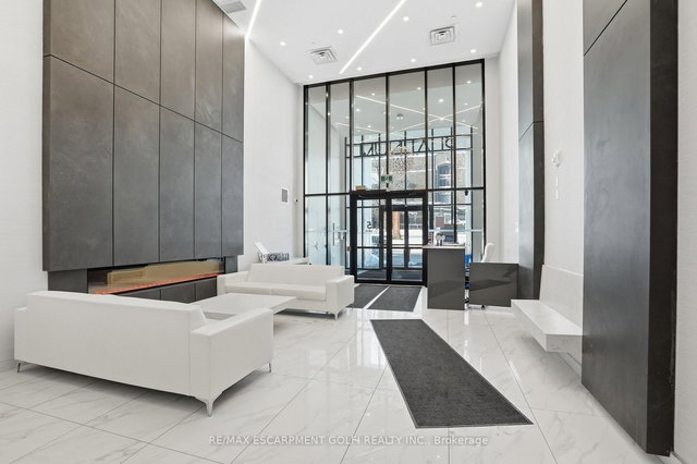 909 - 15 Queen Street S