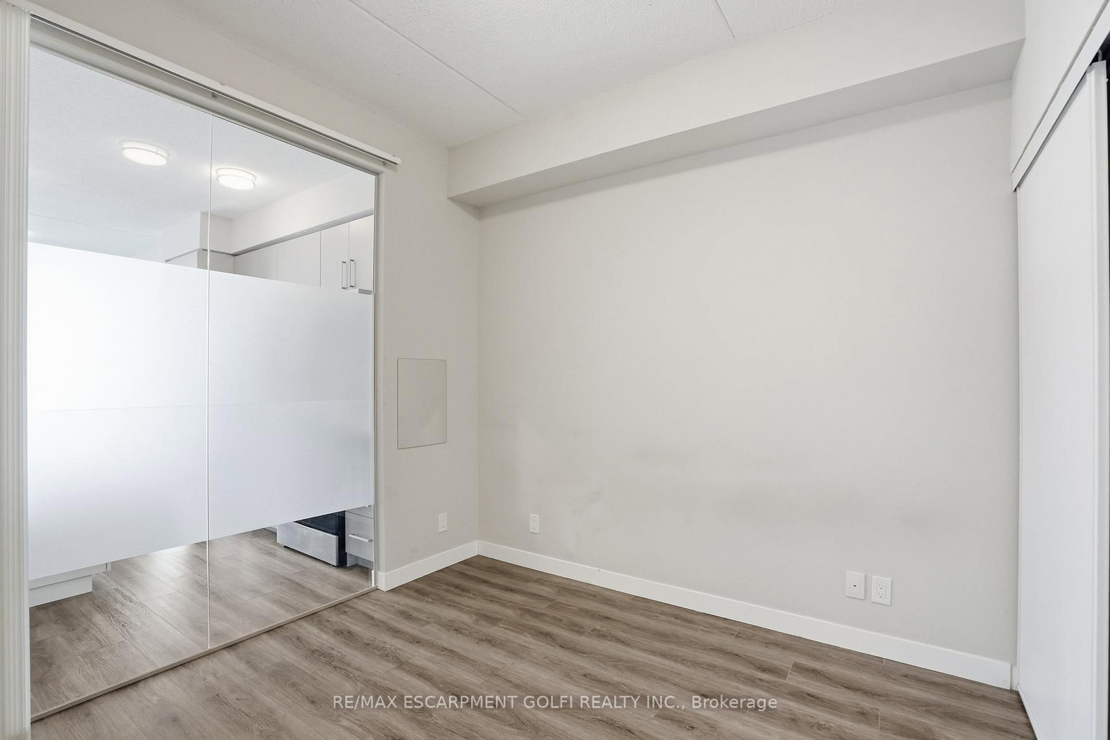 Condo for lease at 909-15 Queen Street, Hamilton, Ontario, L8P 0C6 - Central - MLS: X12648166