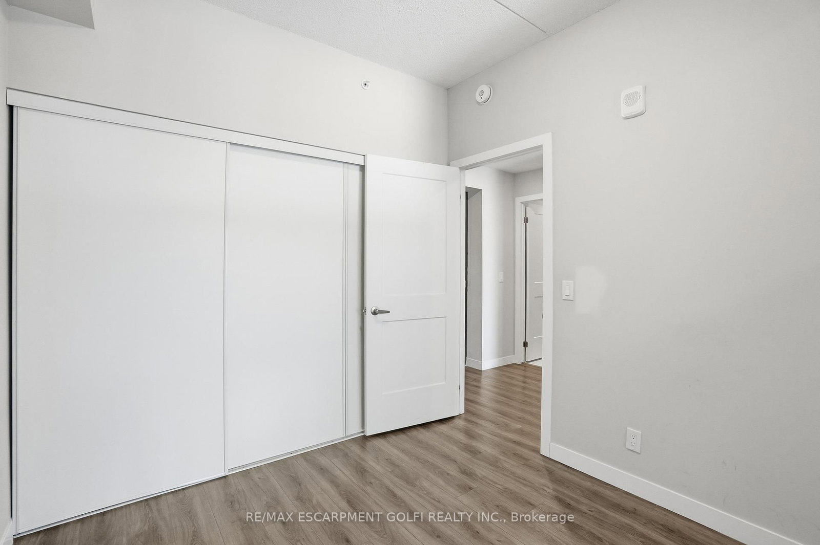 Condo for lease at 909-15 Queen Street, Hamilton, Ontario, L8P 0C6 - Central - MLS: X12648166