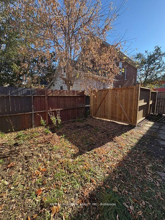 Detached House for sale at 280 Lansdowne Street, Peterborough, Ontario, K9J 1Y8 - Ashburnham Ward 4 - MLS: X12655688