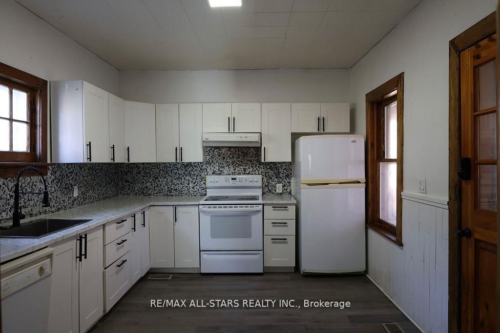 Detached House for sale at 280 Lansdowne Street, Peterborough, Ontario, K9J 1Y8 - Ashburnham Ward 4 - MLS: X12655688