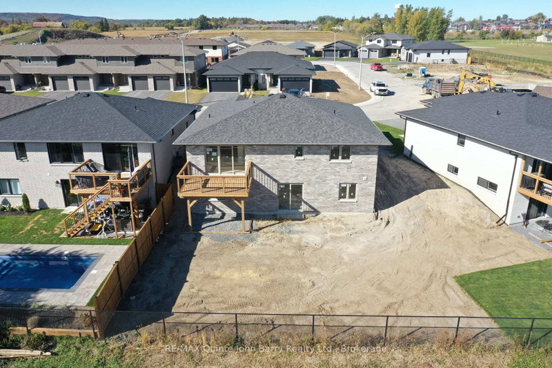 16 Parkland Circ photo 3