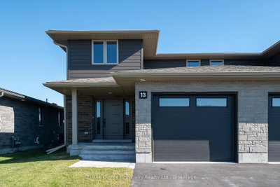 13 Parkland Circle