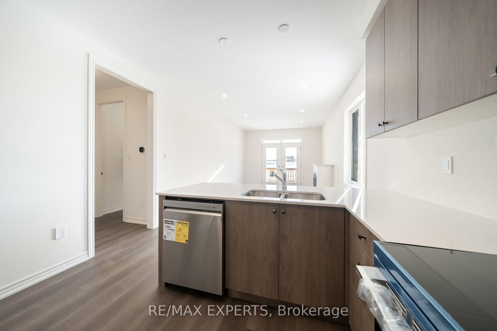 54 Debois Street, Unit Main - Photo 3