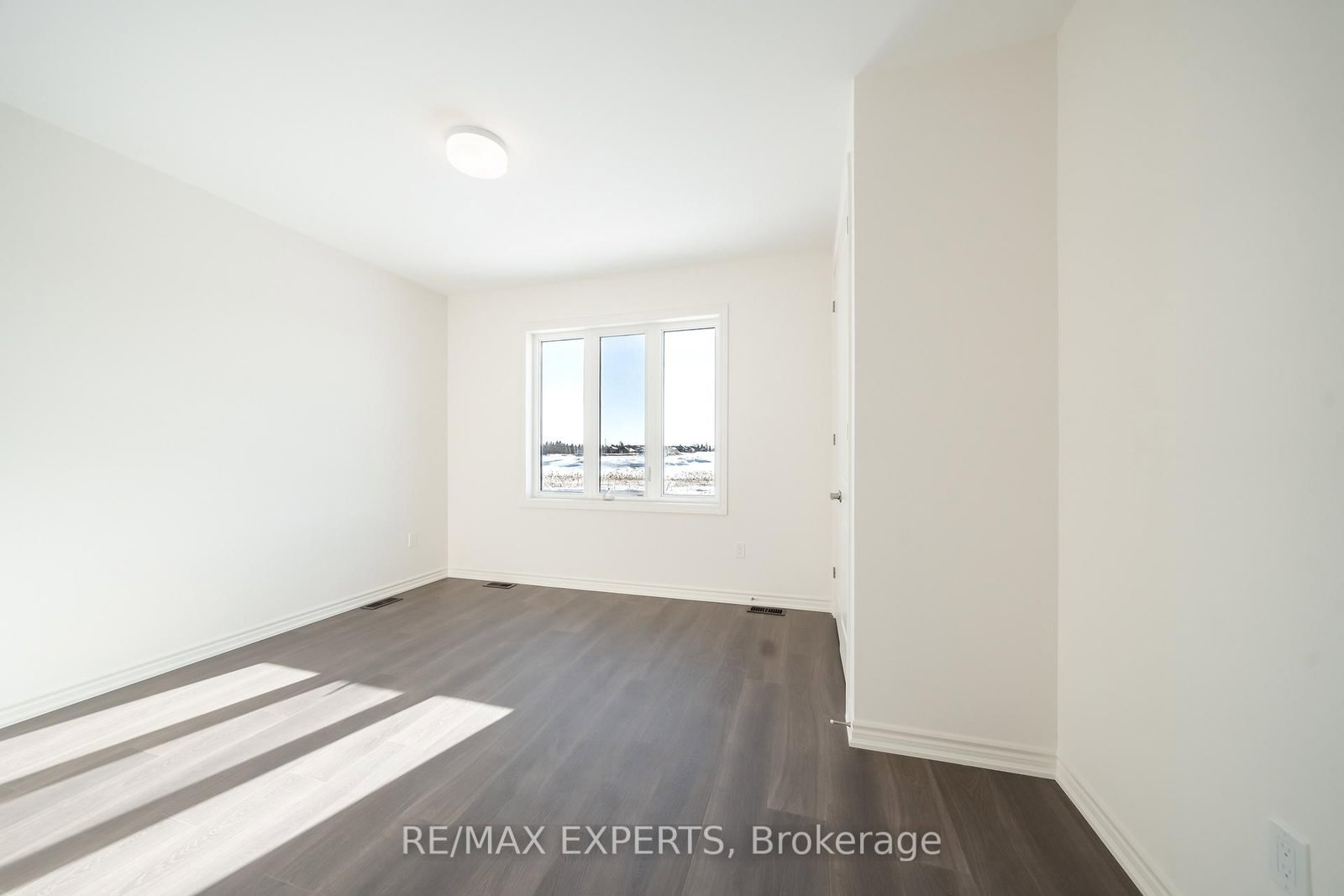 54 Debois Street, Unit Main - Photo 9