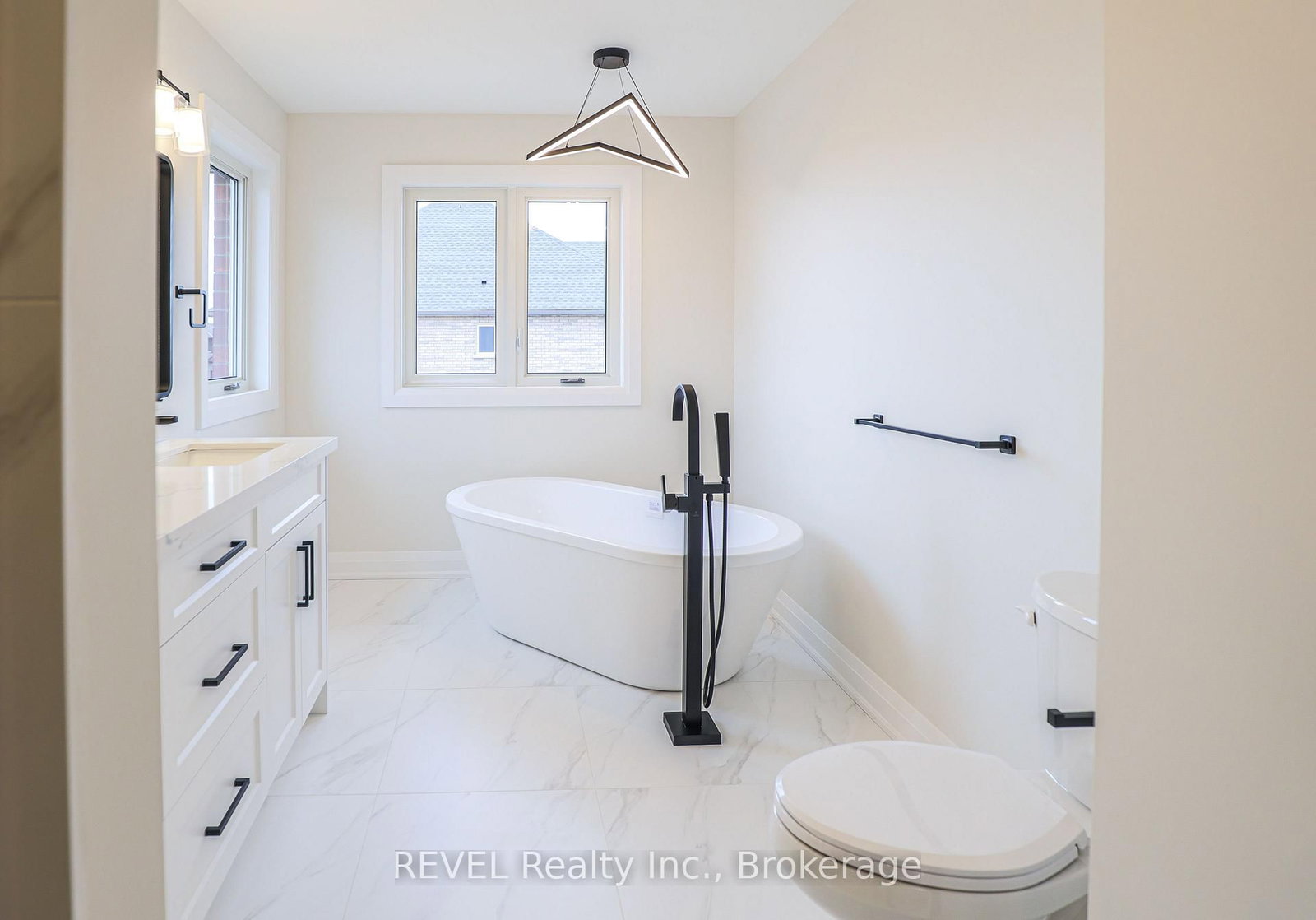 Detached House for sale at 111 Acacia Road, Pelham, Ontario, L0S 1E6 - Fonthill - MLS: X12656590