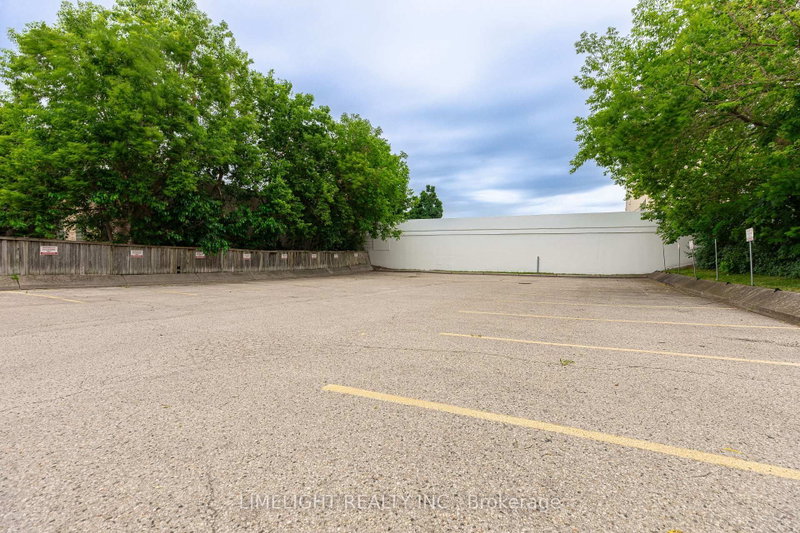 610 Colborne St photo 5