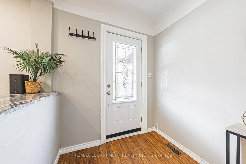24 Rowanwood St, Hamilton, L8L 7H3 | Image 2