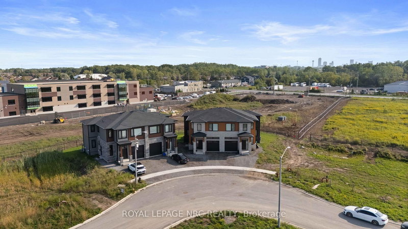 Upper - 7392 Splendour Dr, Niagara Falls, L2H 3V8 | Image 3