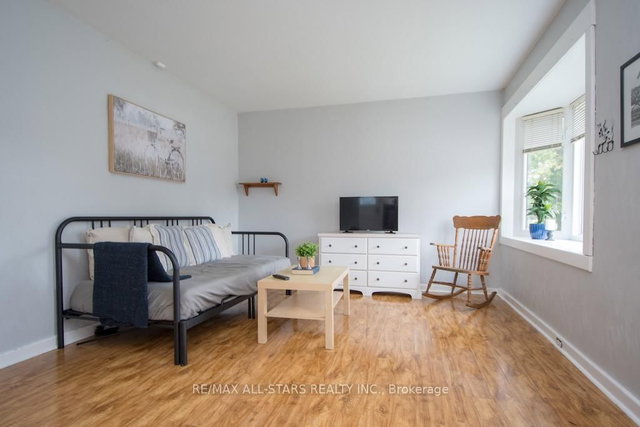 32 Adelaide Street S