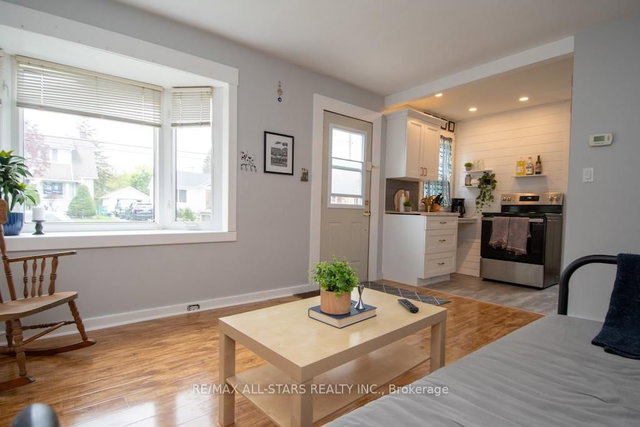 32 Adelaide Street S