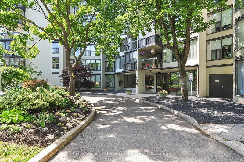 702 - 23 Woodlawn Road E
