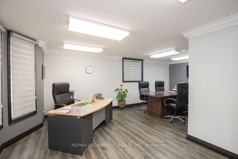 190 Hempstead Dr, Hamilton, L8W 2E3 | Image 2