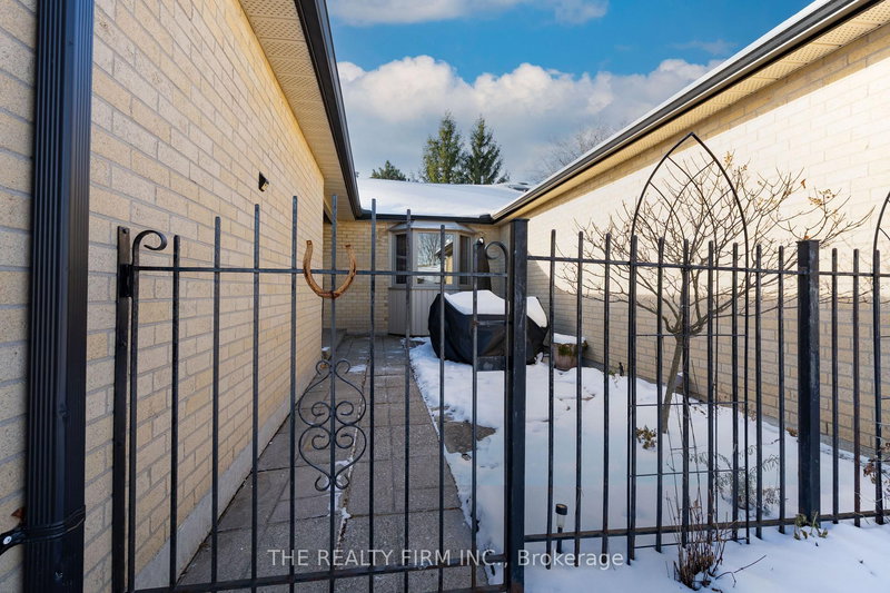 6 - 93 Pine Valley Gate, London South, N6H 1L7 | Image 3