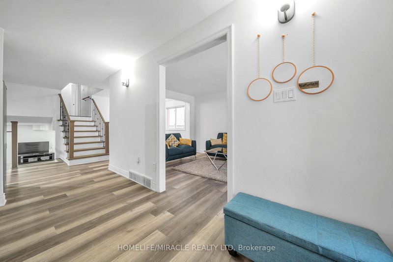 261 Country Hill Dr, Kitchener, N2E 2C1 | Image 2