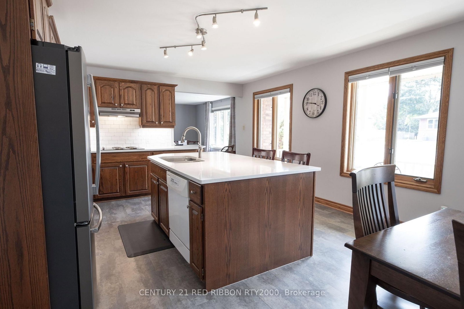 Detached House for sale at 51 Queen Street, Strathroy-Caradoc, Ontario, N7G 2H5 - SE - MLS: X12681200