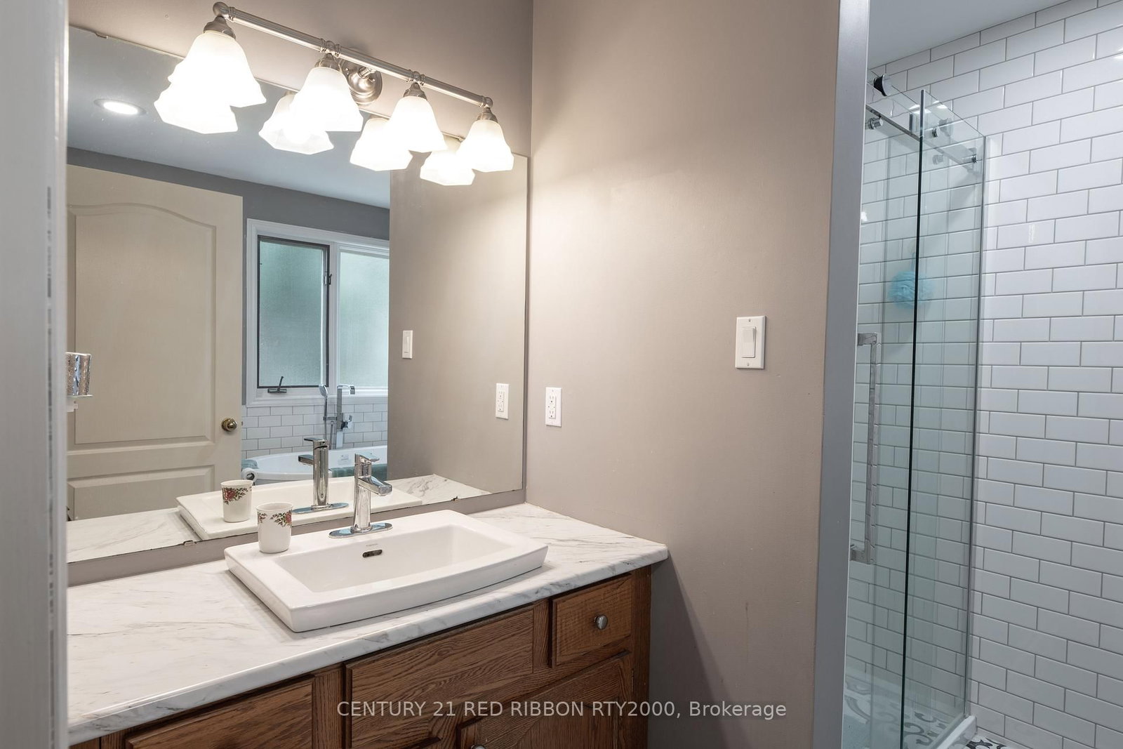 Detached House for sale at 51 Queen Street, Strathroy-Caradoc, Ontario, N7G 2H5 - SE - MLS: X12681200