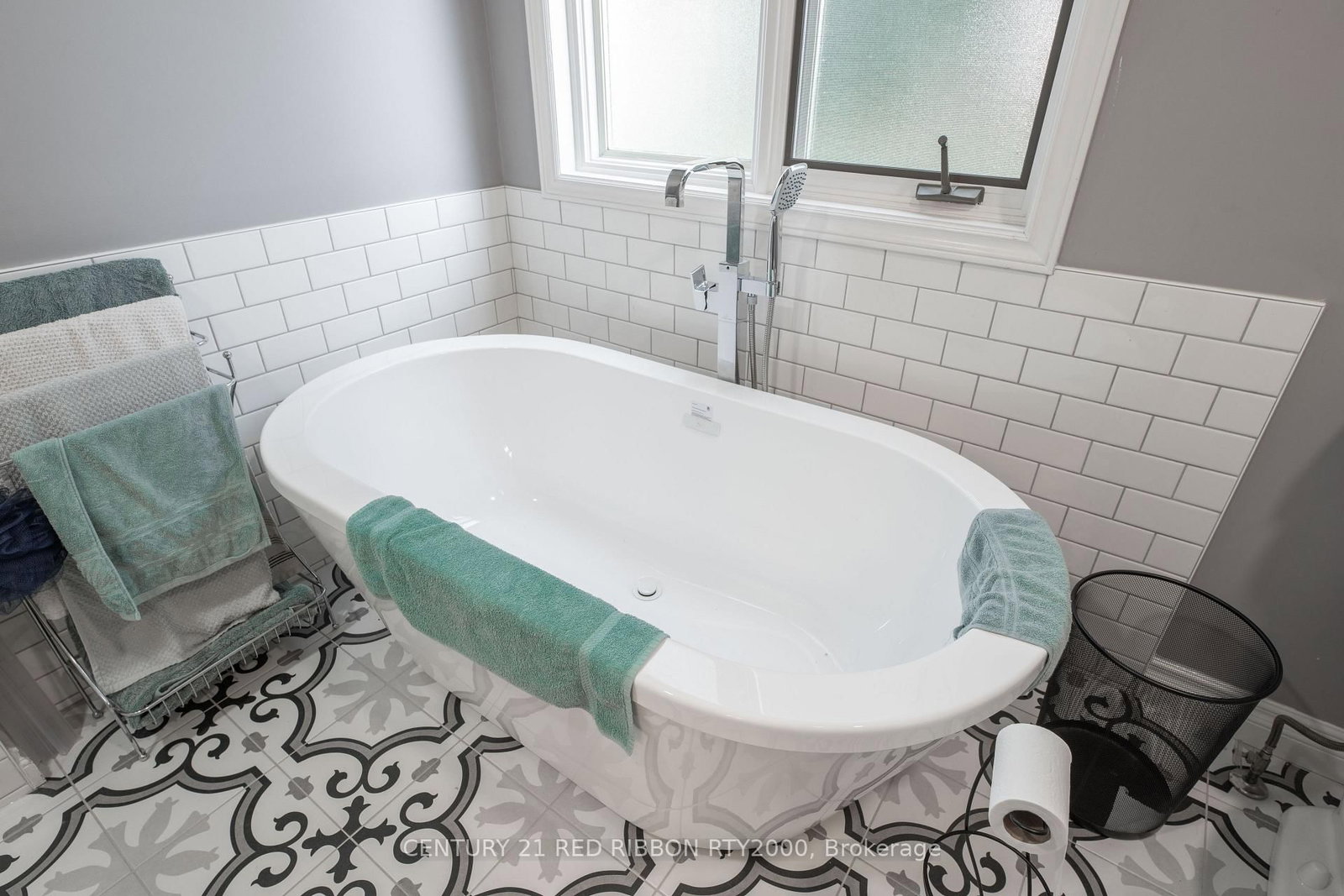 Detached House for sale at 51 Queen Street, Strathroy-Caradoc, Ontario, N7G 2H5 - SE - MLS: X12681200