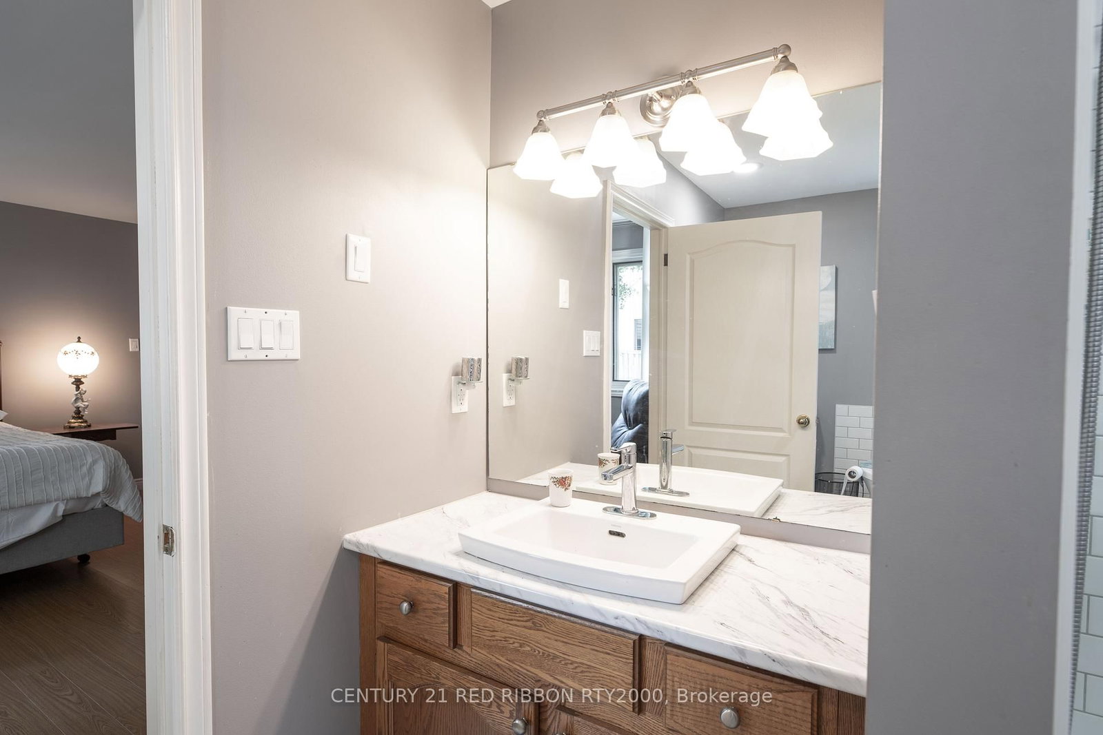 Detached House for sale at 51 Queen Street, Strathroy-Caradoc, Ontario, N7G 2H5 - SE - MLS: X12681200