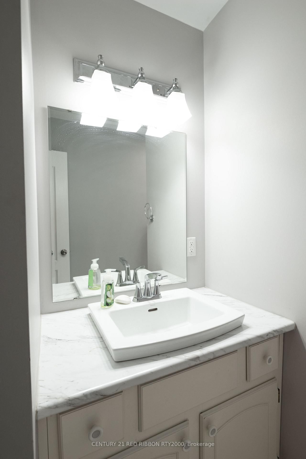 Detached House for sale at 51 Queen Street, Strathroy-Caradoc, Ontario, N7G 2H5 - SE - MLS: X12681200